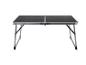Table pliante portable noire et argentée sur fond blanc