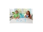 Deux enfants souriants créent des figurines d'animaux marins avec des perles sur une table blanche.
