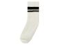 Des chaussettes blanches avec des rayures noires.