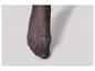 Gros plan sur un pied en collants noirs.