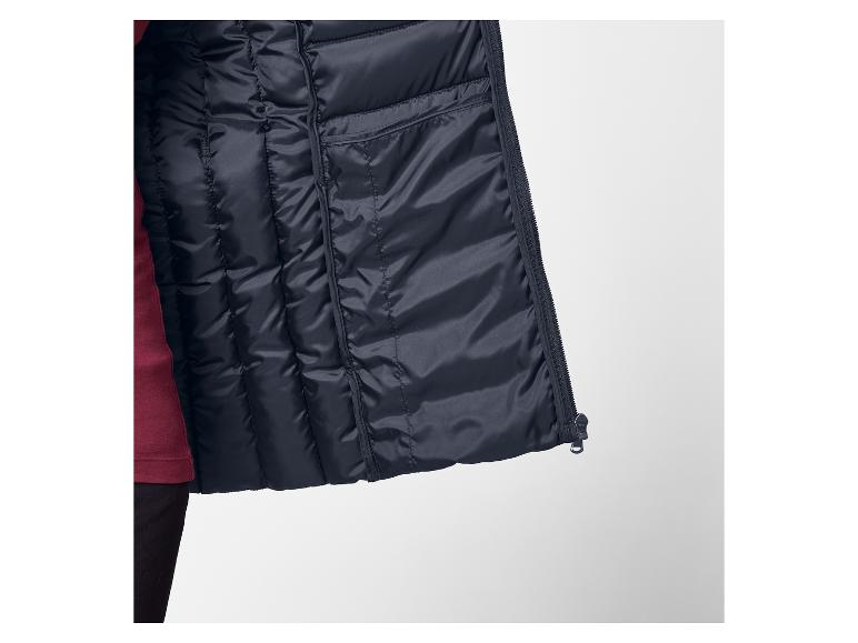 Veste matelassée bleu foncé avec fermeture éclair et haut bordeaux.