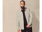Homme portant une veste grise et un t-shirt noir.