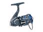 Moulinet de pêche bleu avec accents métalliques et texte sur la bobine.