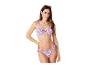 Modèle portant un bikini à fleurs lilas et lunettes de soleil.