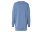 Un sweat-shirt surdimensionné bleu clair.