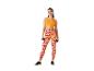 Femme en leggings fleuris et débardeur orange, faisant des exercices avec des haltères.