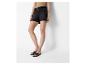Shorts en jean noir avec ceinture et sandales noires.