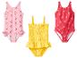Trois maillots de bain pour enfants: rose à cerises, jaune à volants et rouge à fraises.