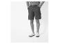 Shorts et baskets : un look décontracté.