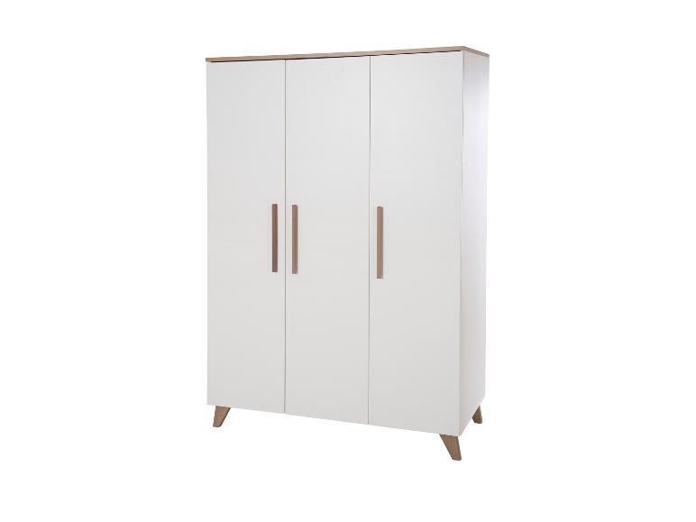 Armoire blanche à trois portes avec poignées en bois et pieds en bois inclinés.