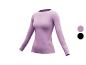 Un t-shirt à manches longues rose pour femme.