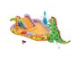 Piscine de jeu gonflable sur le thème des dinosaures avec toboggan et arroseur.