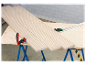 Des serre-joints Festool maintiennent des planches de bois sur une table de travail.