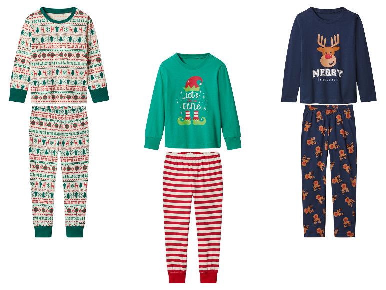 Trois ensembles de pyjamas de Noël pour enfants, avec des motifs et personnages festifs.