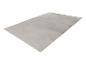 Tapis rectangulaire gris clair avec une surface douce et uniforme.