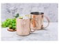 Deux mugs en cuivre avec une boisson glacée au citron vert.