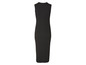 Une robe midi noire sans manches.