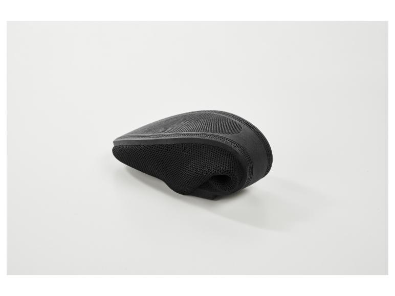 Siège de vélo noir pliable avec surface texturée et côtés en maille.