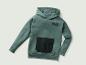 Un sweat à capuche vert avec une grande poche et un imprimé NYC.