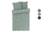 Parure de lit : drap, taies d'oreiller, et housse de couette vert-de-gris.
