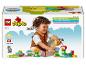 Enfant jouant avec des briques LEGO Duplo colorées, mettant en avant la créativité et la motricité fine.