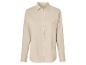 Chemise beige à manches longues.