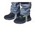Pantalon de pluie et chaussures pour enfants avec motif de nuages et de gouttes de pluie.