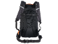 Sac à dos noir avec des accents orange et des sangles réglables.