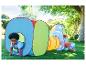 Enfants jouant avec un tunnel et des tentes pliables colorées dans le jardin.