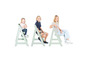 Des enfants sont assis sur des chaises vertes pour enfants.