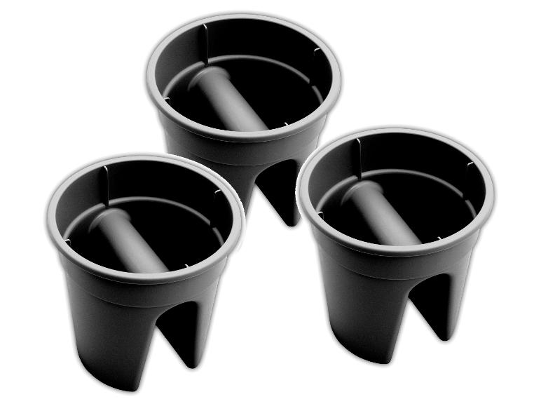 Trois pots de fleurs noirs en plastique avec système d'arrosage automatique