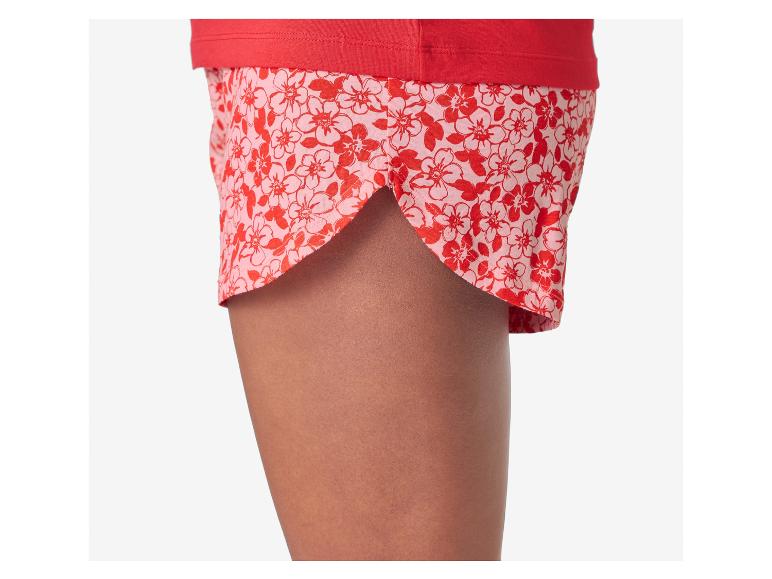 Short et haut à fleurs rouges et roses.