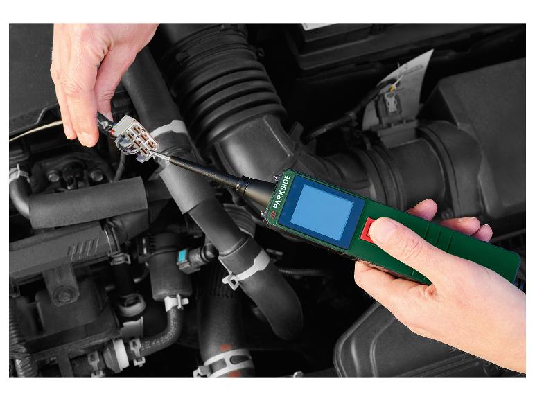 Mains utilisant un outil de diagnostic Parkside pour tester un moteur de voiture.