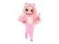 Poupée Rainbow High en pyjama rose avec rouleau de massage facial et lotion.