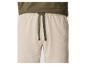 Shorts beiges à cordon et t-shirt vert olive.