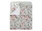 Parure de lit florale avec des roses roses et blanches sur un fond gris clair.