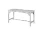 Table en bois blanche au design minimaliste.