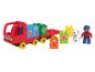 Un camion rouge avec des blocs de fruits et légumes.