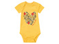 Un body jaune avec un motif de cœur composé d'ancres et de voiliers.