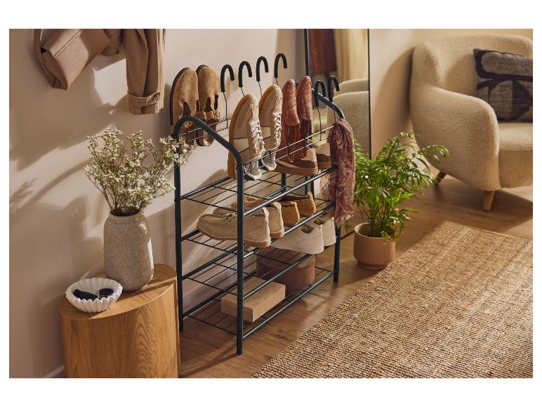 Étagère à chaussures avec crochets, table en bois avec vase et fleurs à côté.