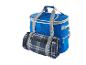 Sac isotherme bleu et plaid à carreaux pour pique-nique.