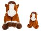 Deux chevaux en peluche, un grand et un petit, avec de la fourrure marron et blanche