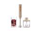 Mixeur plongeant beige avec verre doseur rempli de baies et hachoir.