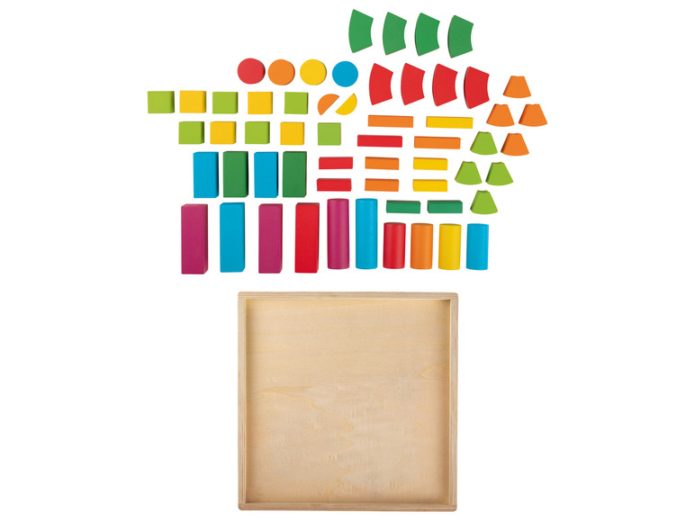 Des blocs de bois de différentes formes et couleurs dans une boîte en bois.