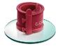 Un moule en silicone rouge pour cuire des gâteaux et des desserts sur un plateau en verre.