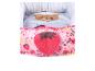 Couffin rose avec motif fraise et un ours en peluche à l'intérieur.