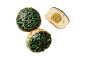 Beignets au chocolat fourrés à la pistache, un coupé pour montrer l'intérieur.