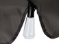 Gros plan d'une ampoule en verre fixée à un tissu noir.