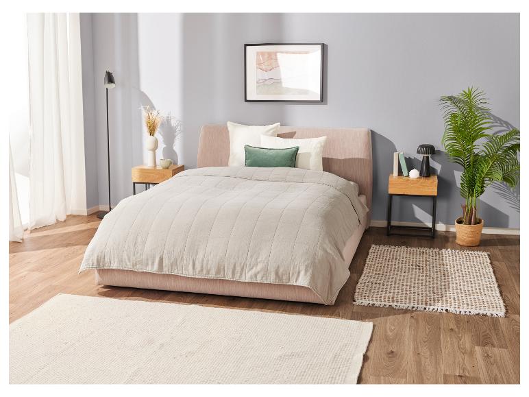 Lit, couvre-lit beige et tapis : chambre à coucher au style minimaliste.