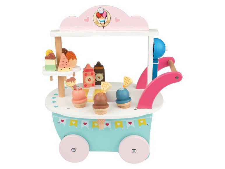 Chariot de jouet en bois avec glaces et bonbons assortis.